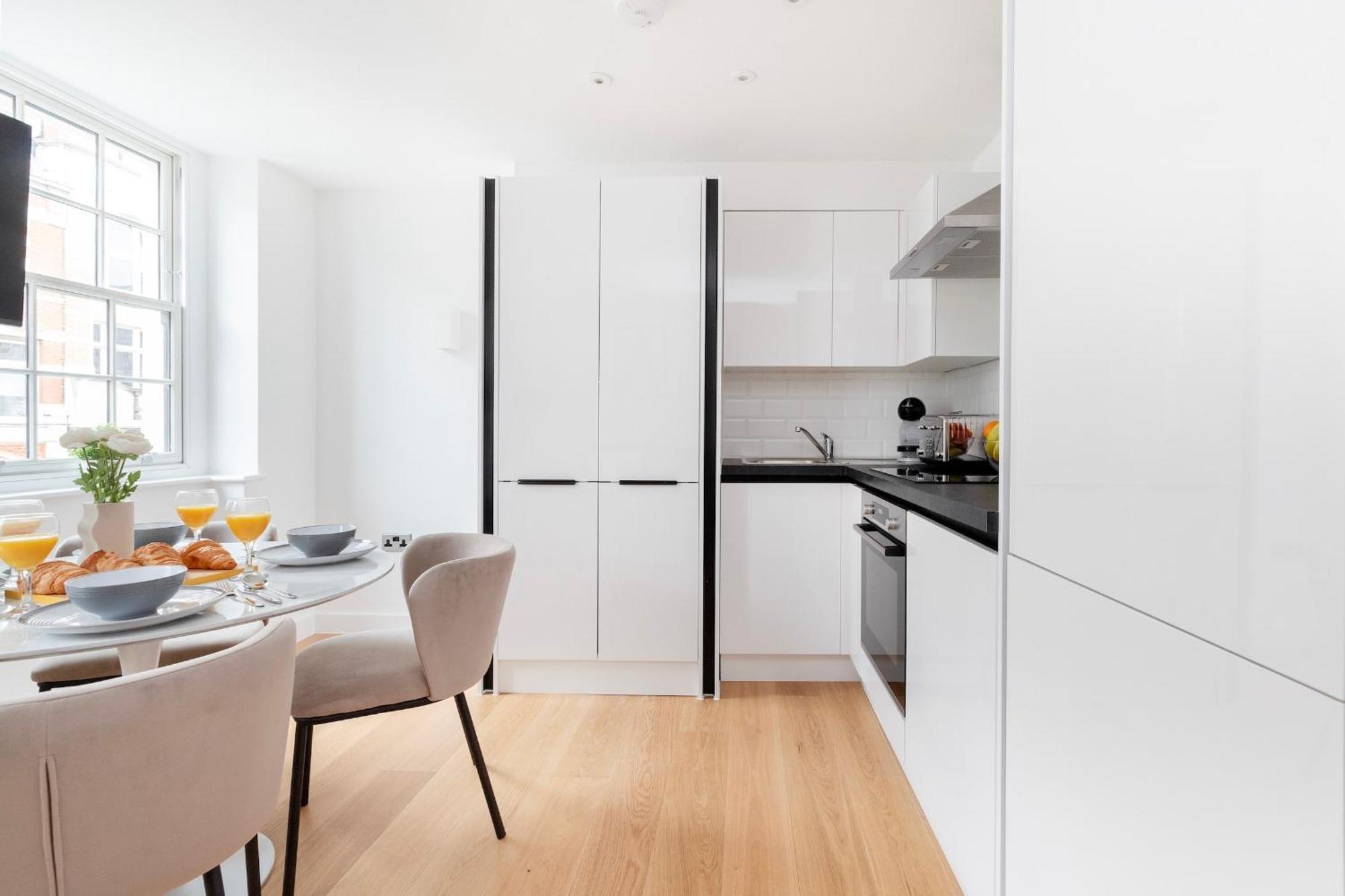 Fitzrovia With Balcony - Cityapartmentstay London Ngoại thất bức ảnh